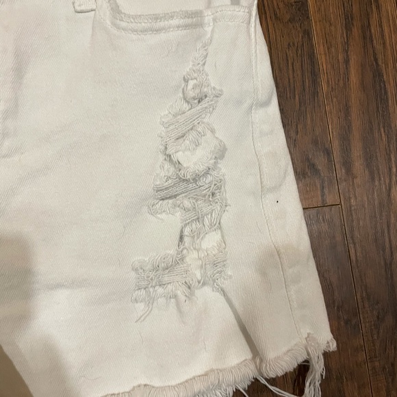 White Hollister distressed high waist shorts - Picture 2 of 5